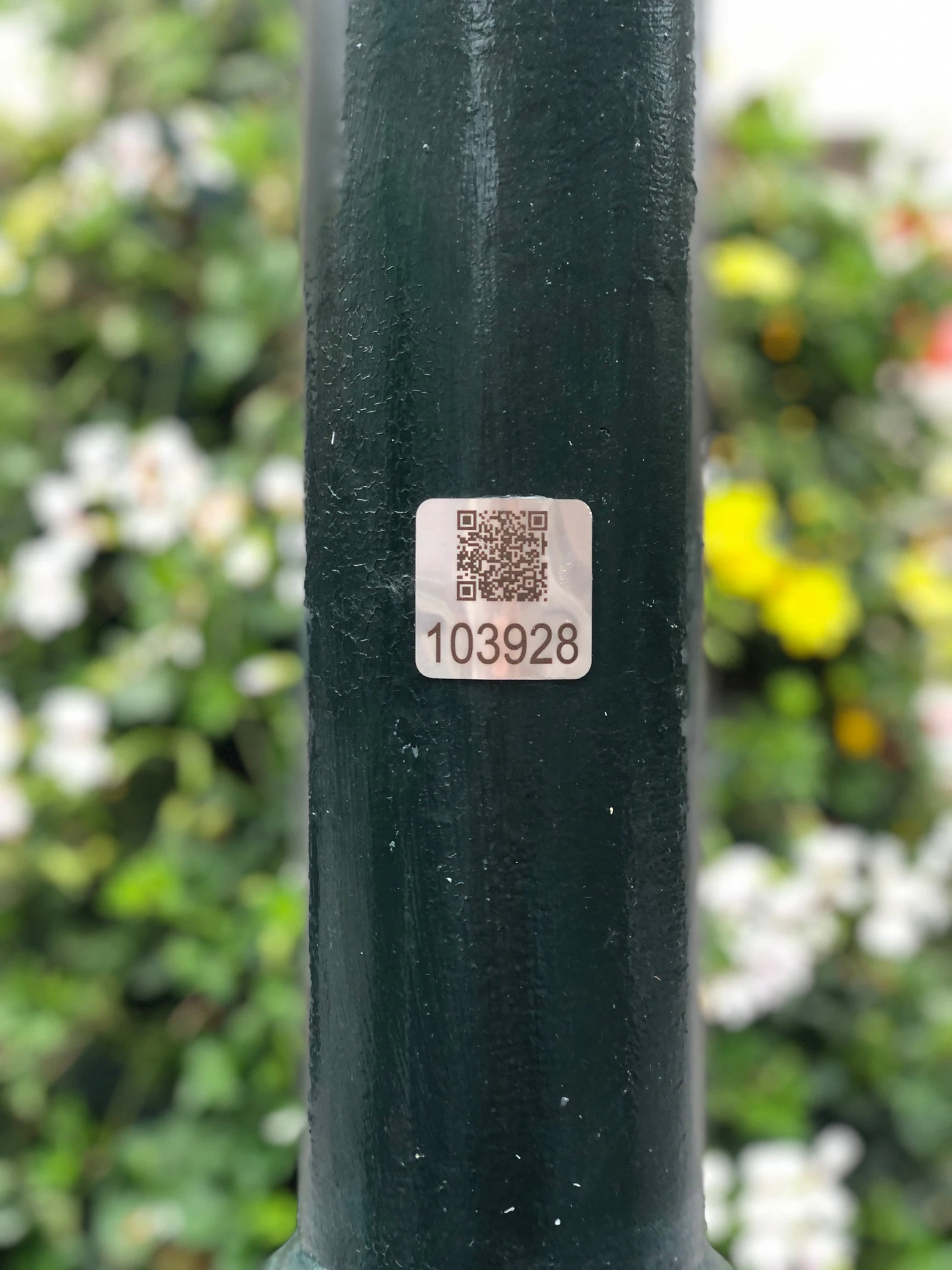 Praha doplní štítky na stožárech veřejného osvětlení o QR kódy. Ty pomůžou hasičům i turistům.