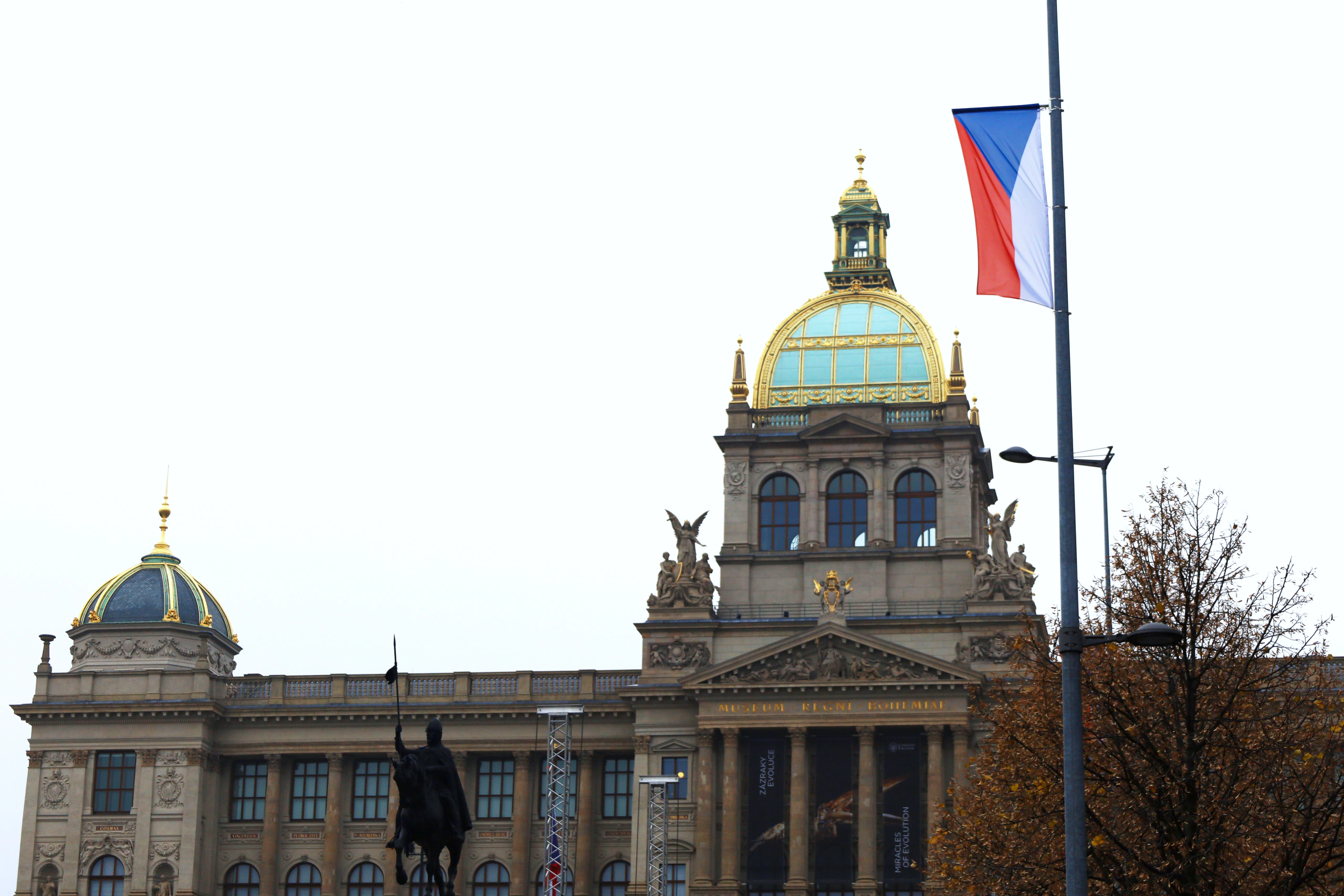 Praha oslaví výročí 17. listopadu. Petřín se rozsvítí v národních barvách a v centru města budou vlát státní vlajky