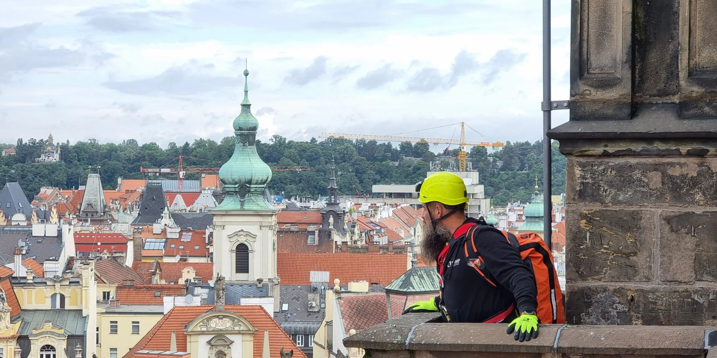 REPORTÁŽ: Údržba slavnostního osvětlení na Týnském chrámu