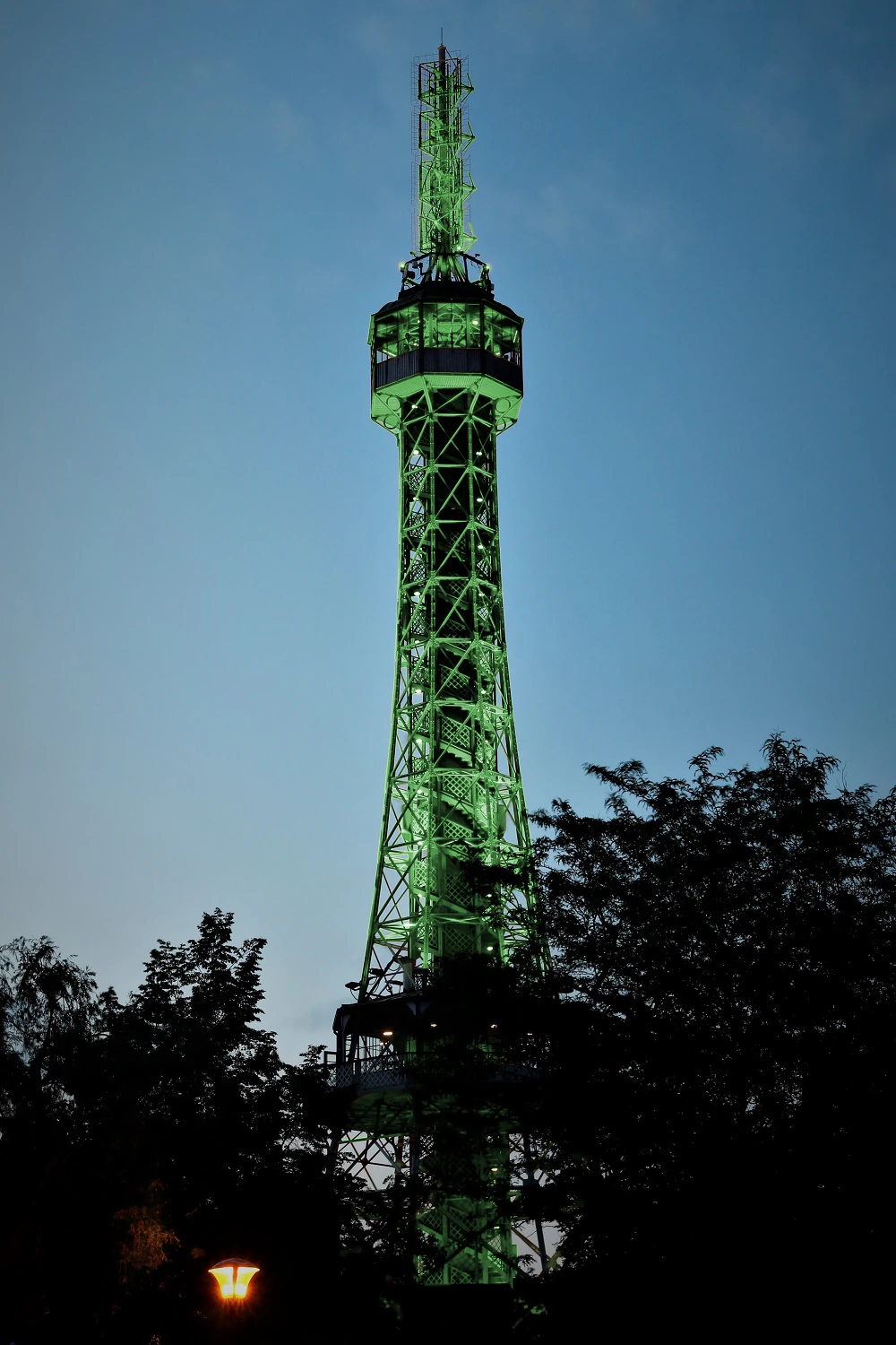 Petřínská rozhledna 17. března zezelená