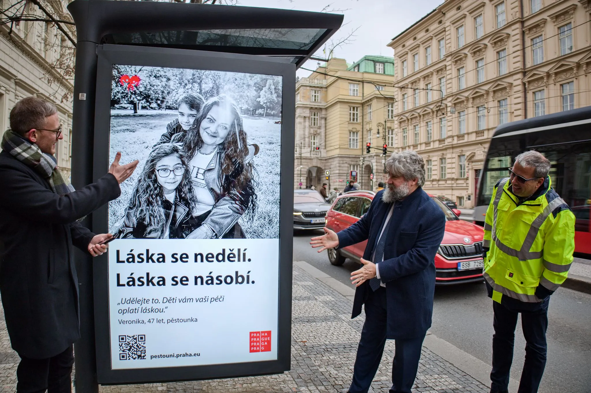 THMP zahajuje pilotní provoz městského informačního kanálu na digitalizovaných zastávkových přístřešcích