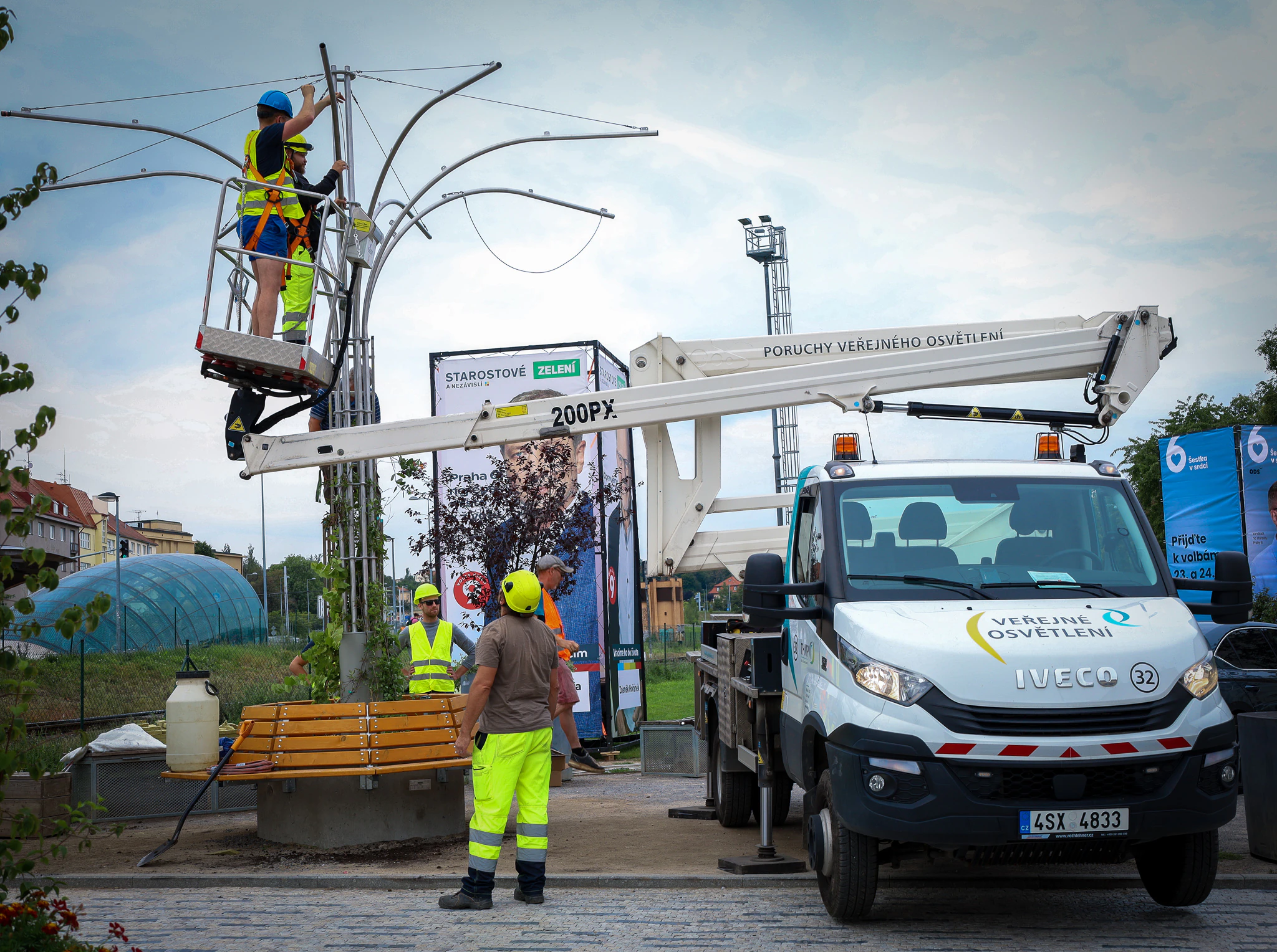 V Praze 6 byly pilotně instalovány nové unikátní lampy připomínající strom. Díky popínavým rostlinám navíc přináší do města zeleň