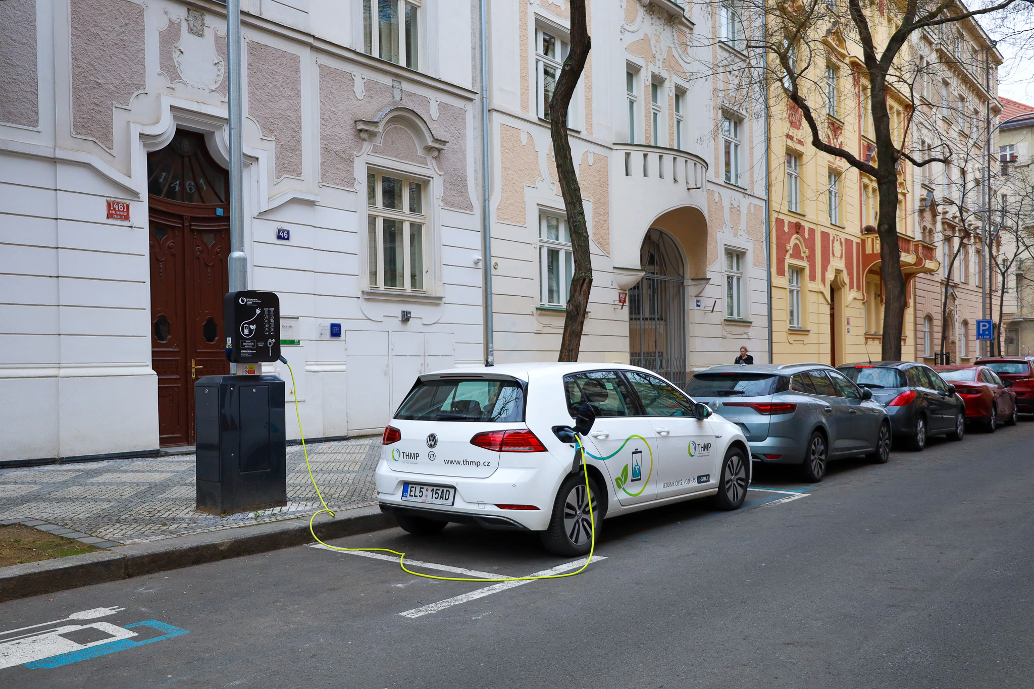 Praha připravuje projekt na stovky městských nabíjecích stanic, výstavbu má zajistit THMP