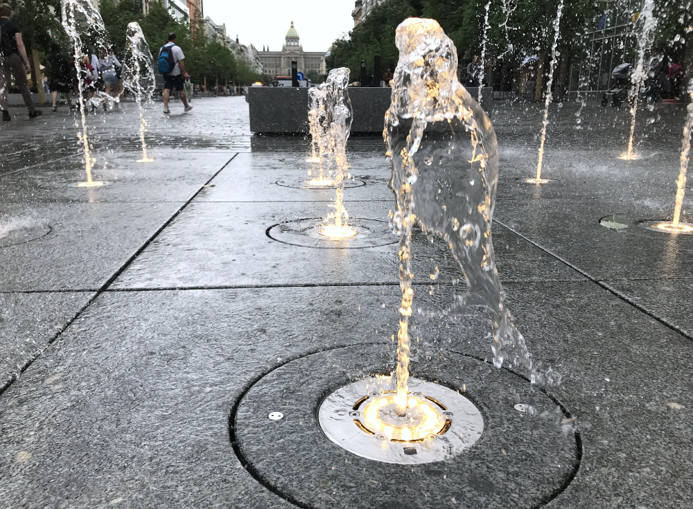 Podsvícená fontána v centru Prahy zahájila provoz
