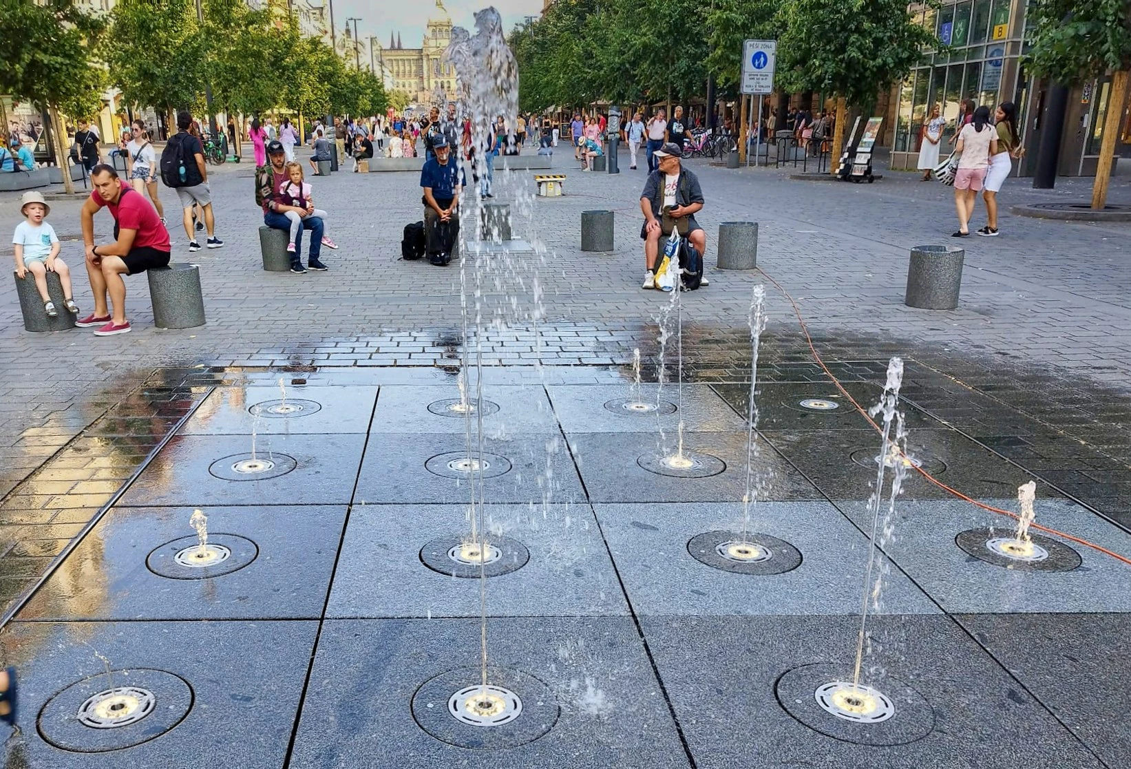 Fontána na Václavském náměstí je v provozu. Poničený povrch se v minulých dnech opravil