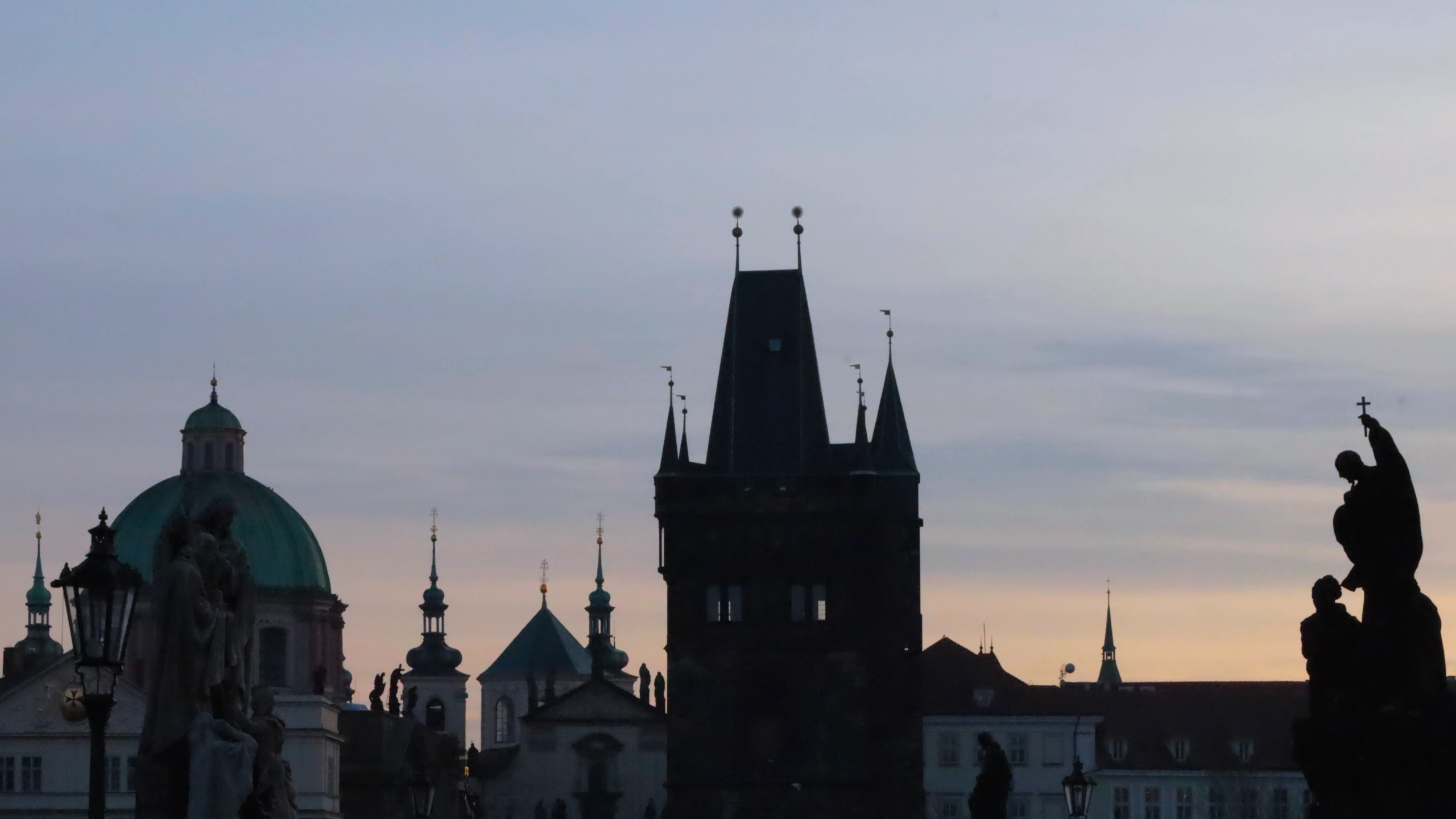 Praha podpoří Hodinu Země, pražské památky zítra večer potemní