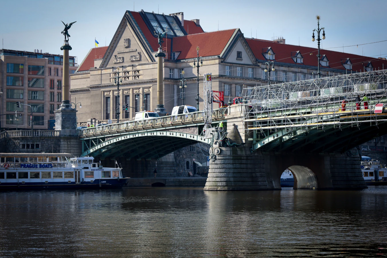 Kdy ožijí sochy na Čechově mostě? Bližší termín určí kamerový průzkum